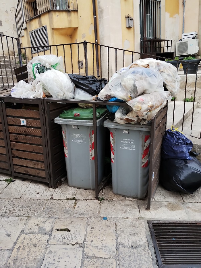 Rifiuti in piazza della Repubblica