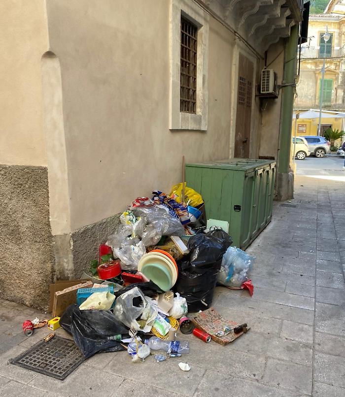 Rifiuti via Castello