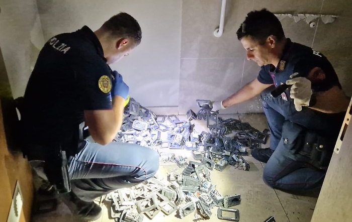 SORPRESI-A-RUBARE-NELLEX-UFFICIO-COMUNALE-BLOCCATI-E-DENUNCIATI-DALLE-VOLANTI-DELLA-QUESTURA-DI-CATANIA