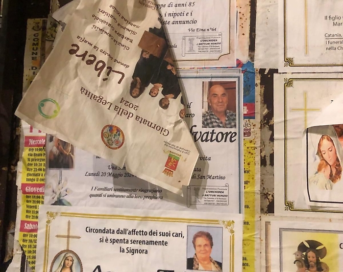 Randazzo, manifesti legalit&agrave; oscurati dai necrologi