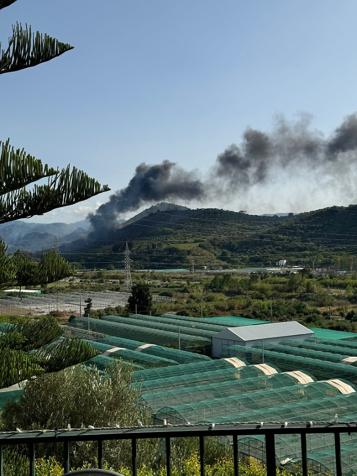 Incendio in discarica Mazzar&agrave; Sant'Andrea