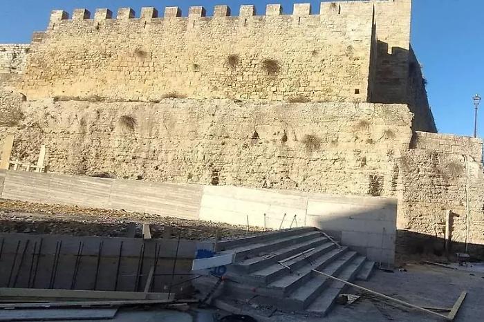 Enna, muro e scala in cemento vicino al Castello di Lombardia