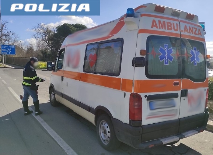 FERMATA-AMBULANZA-PRIVA-DEI-REQUISITI-SANITARI-DENUNCIATI-DALLA-POLIZIA-S.LEGALE-1