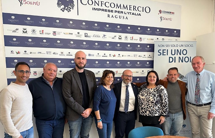 Il presidente Lenzo con il consiglio direttivo