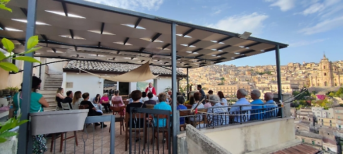 La messa di quartiere in via Exaudinos