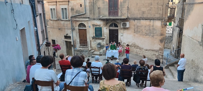 La messa in via Toscano a Modica