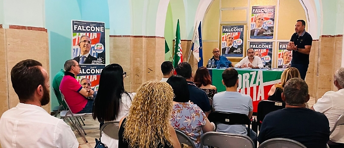 L'intervento di Pelligra durante la riunione nella sede di Forza Italia