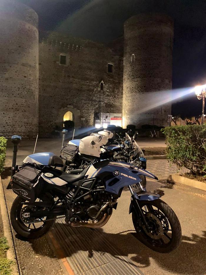 PUGNO-DI-FERRO-DELLA-POLIZIA-DI-STATO-AL-CONTRASTO-DEL-FENOMENO-DEI-PARCHEGGIATORI-ABUSIVI