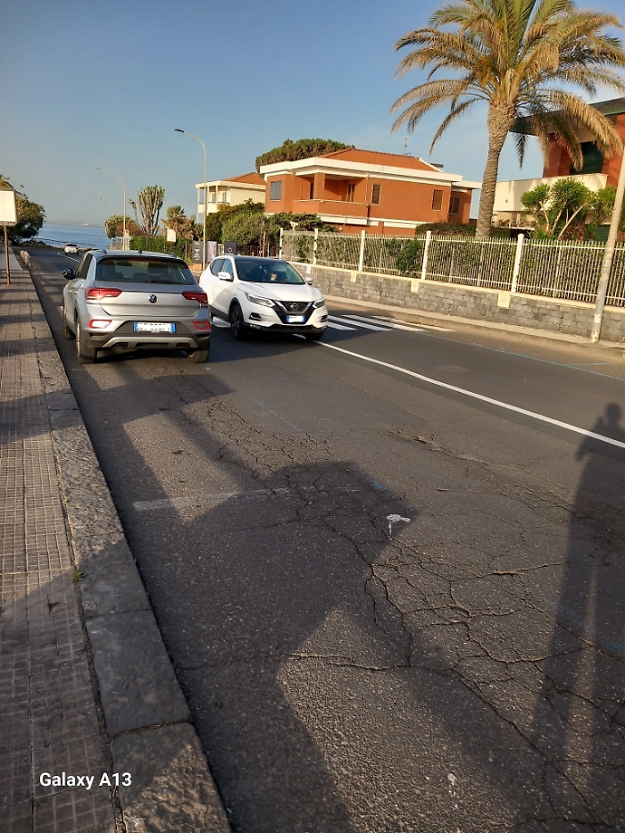 Scogliera di Catania....la macchina grigia &egrave; posteggiata sul lato opposto di marcia oltrepassando la striscia bianca continua...tranquilli a catania tutto ci&ograve; &egrave; normale.