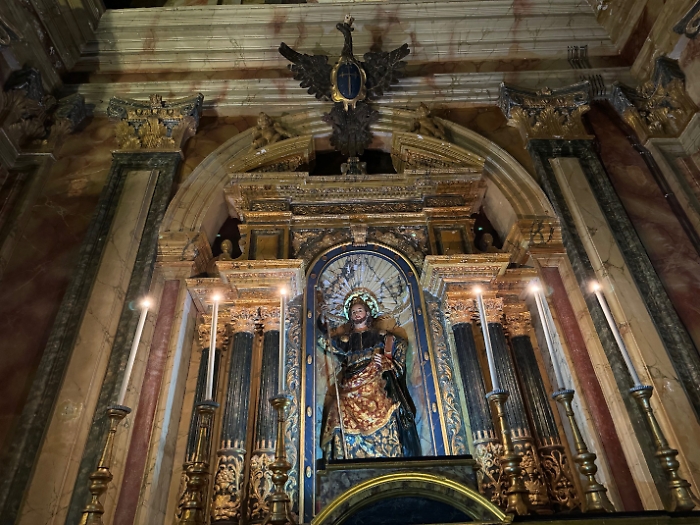 Uno degli scorci più suggestivi all'interno della chiesa con l'aquila in pece