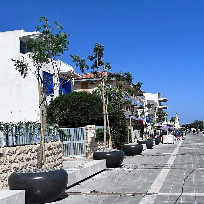 Uno scorcio del lungomare con i nuovi elementi di arredo