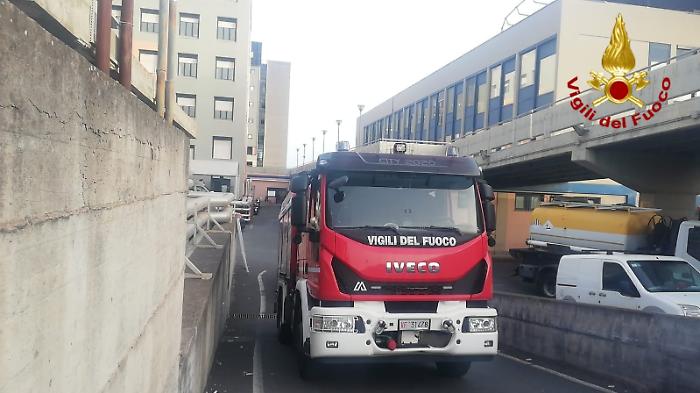 L'intervento dei vigili del fuoco al Policlinico di Catania dopo sversamento gasolio