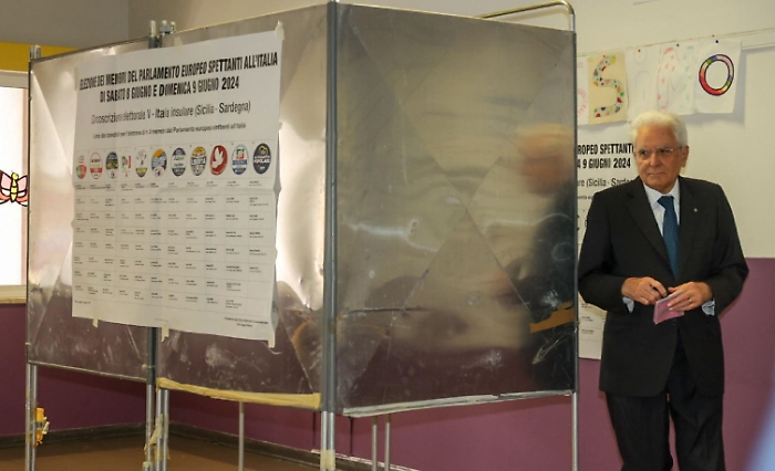 Mattarella al seggio elettorale