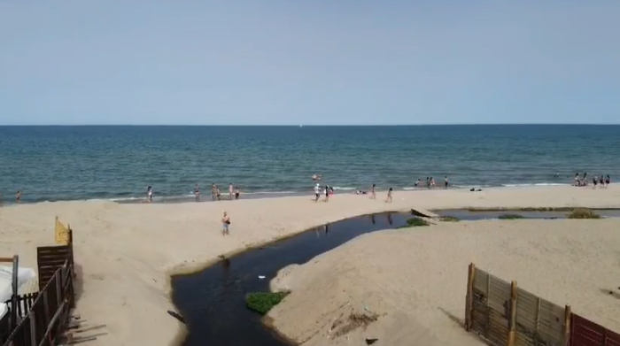 Il torrente Arci e gli sversamenti nel mare della Plaia