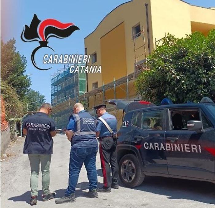 Carabinieri in cantiere a Piedimonte Etneo