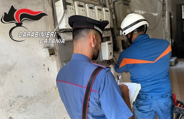 Allaccio abusivo in un bar alla rete elettrica a Catania