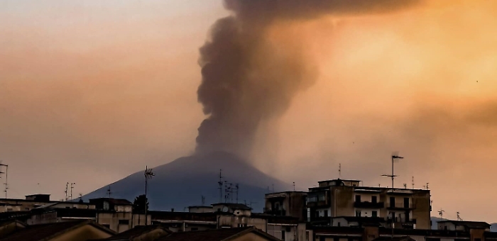 Eruzione dell'Etna e colonna di fumo e cenere