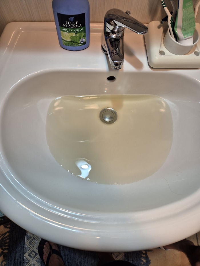 Acqua giallastra a Marina