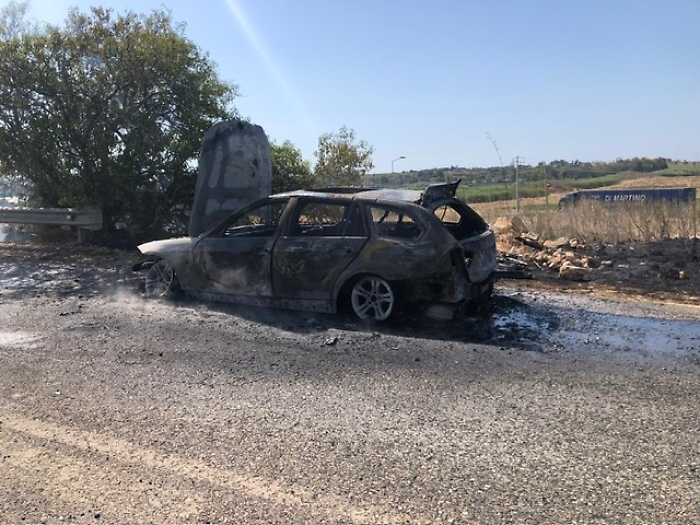 Auto in fiamme