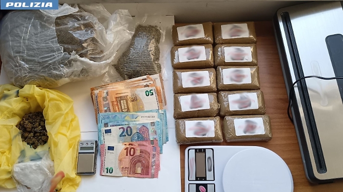 COGNATI PUSHER ARRESTATI DALLA POLIZIA DI STATO AVEVANO IN CASA HASHISH, COCAINA E MARIJUANA 2