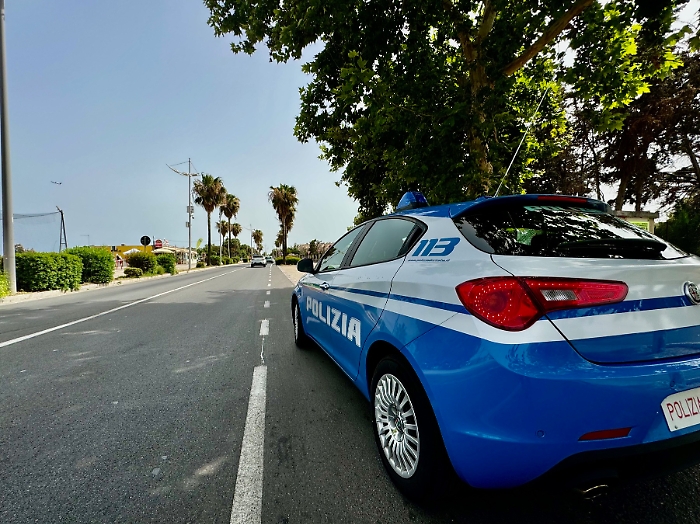 CONTROLLI-DELLA-POLIZIA-IN-UNO-STABILIMENTO-DELLA-PLAYA-EMERSE-IRREGOLARITA-NELLA-CONSERVAZIONE-E-NELLA-TRACCIABILITA-DI-ALIMENTI