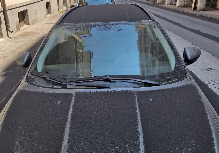 auto ricoperta di cenere vulcanica dall'Etna a Catania