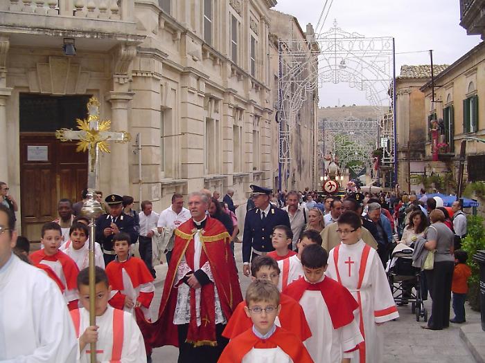Don Pietro Floridia durante la processione