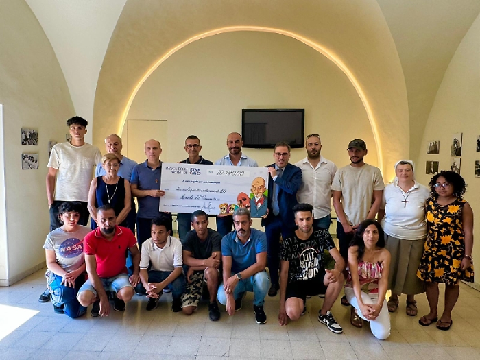 Etna Comics consegna assegno alla Locanda del Samaritano 2