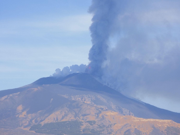 Etna attivit&agrave; esplosiva intra-craterica nelle localit&agrave; di Voragine Bocca Nuova e ai Crateri di Nord-Est 12 marzo 2021 foto INGV