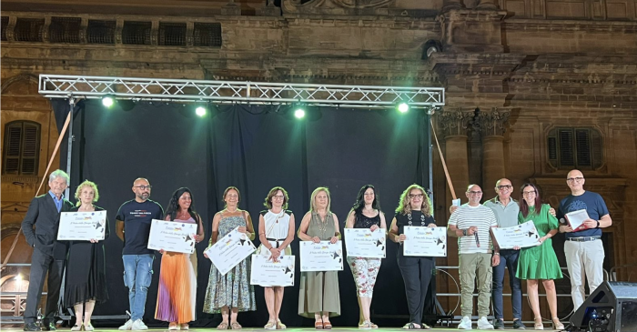 Gli attestati consegnati ai maestri che hanno partecipato all'iniziativa di ieri sera