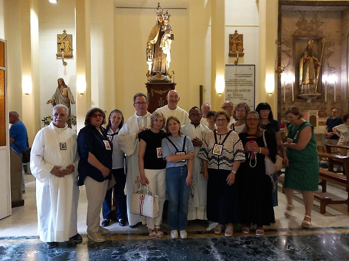 I carmelitani con alcuni devoti 2024