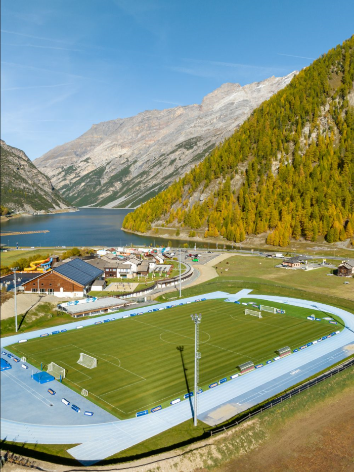 Il campo da calcio con vista di Livigno - credit Livigno Next