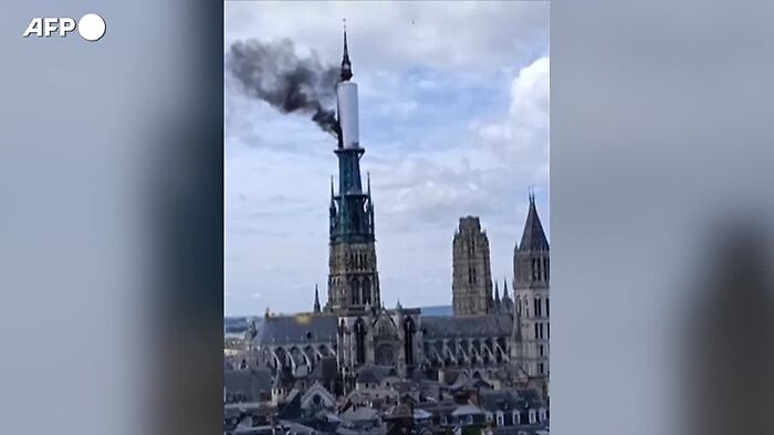 Incendio alla guglia della cattedrale di Rouen 11 luglio 2024 immagine Ansa - AFP