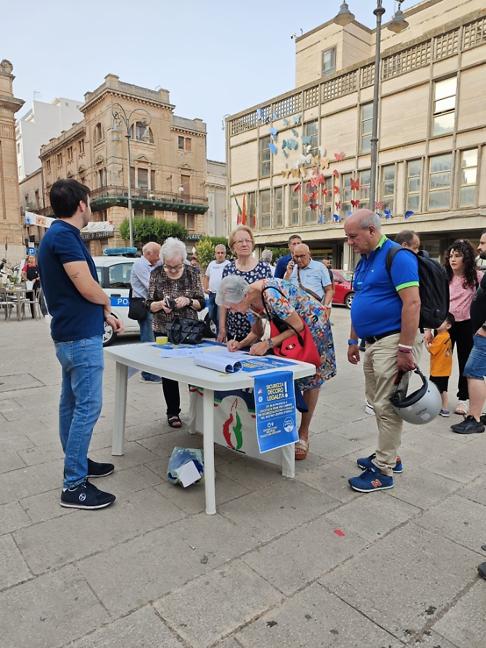 La raccolta firme della scorsa settimana in piazza San Giovanni