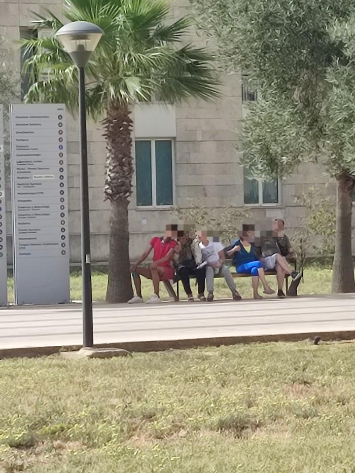 L'attesa davanti all'ospedale senza pensilina