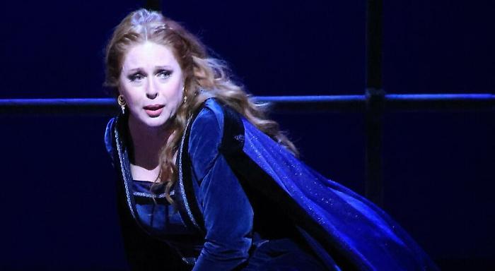 MARTINA-SERAFIN-ne-IL-TROVATORE-in-scena-a-Hong-Kong-con-la-regia-di-Enrico-Castiglione-002-1024x999-1