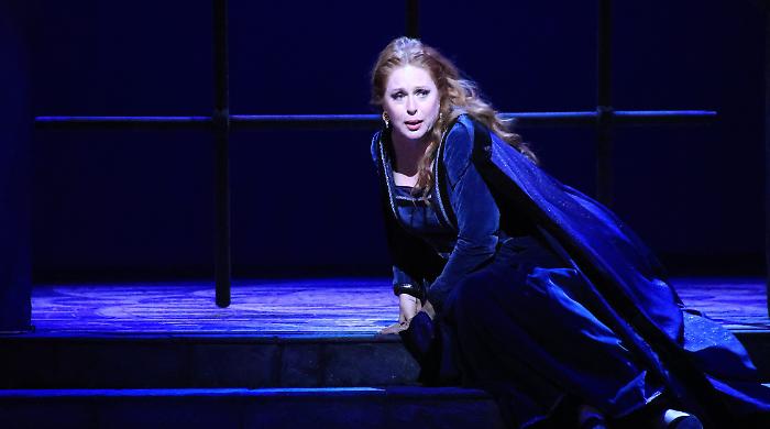 MARTINA-SERAFIN-ne-IL-TROVATORE-in-scena-a-Hong-Kong-con-la-regia-di-Enrico-Castiglione