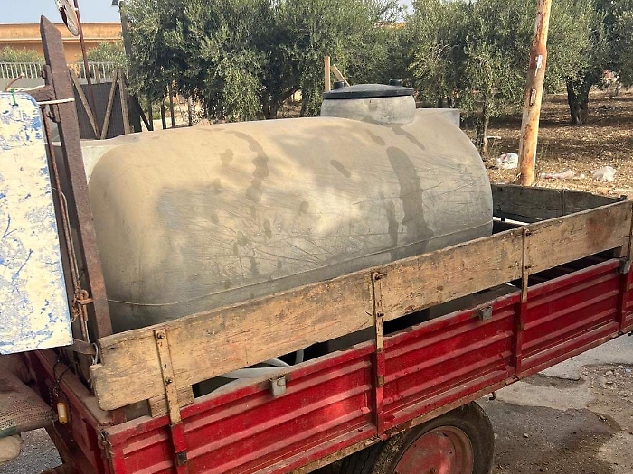 Marsala riempie serbatoio alla fontanella comunale