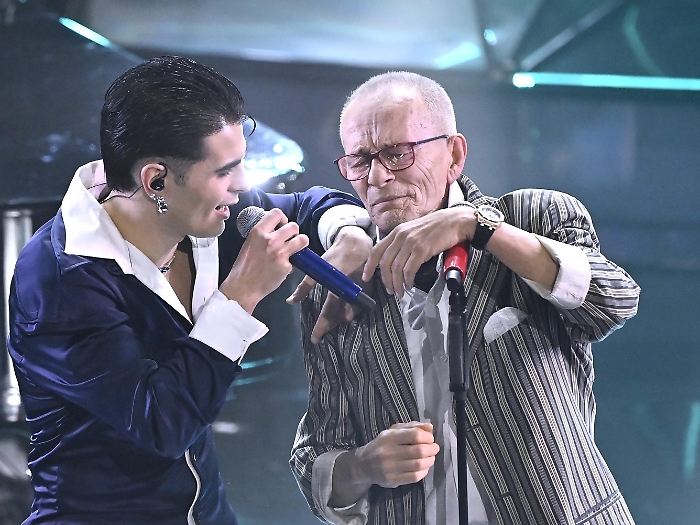 I bnkr44 con Pino D'Angi&ograve; cantano sul palco del teatro Ariston durante la 74esima edizione del Festival di Sanremo, il 9 febbraio 2024 ANSA/RICCARDO ANTIMIANI