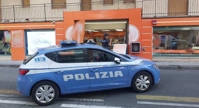 - RAPINATORE BLOCCATO DAI CLIENTI DEL NEGOZIO E ARRESTATO DALLA POLIZIA DI STATO (2)