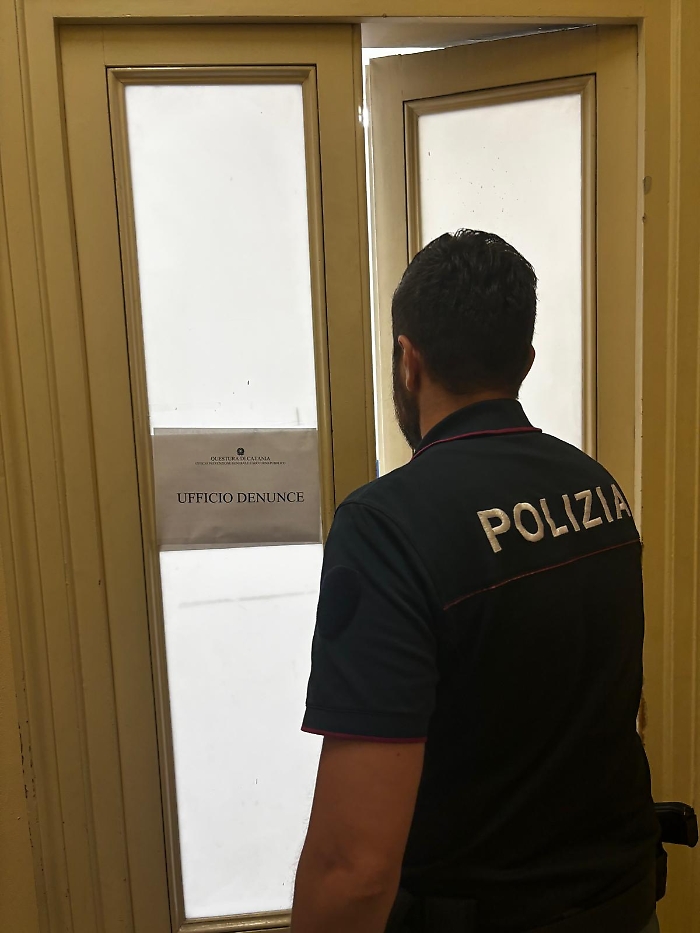 VA A FARE DENUNCIA E NELL&rsquo;ATTESA FUMA UNO SPINELLO (1)