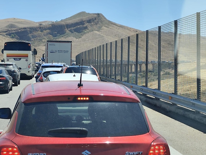 Palermo Catania traffico dopo incendio auto