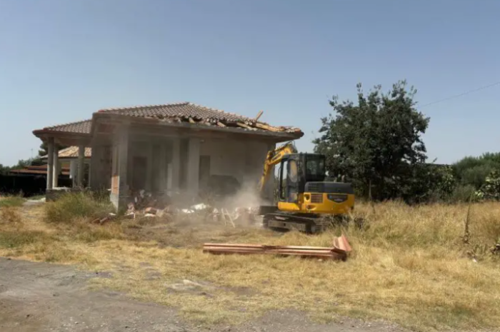 Casa abusiva demolita ad Adrano