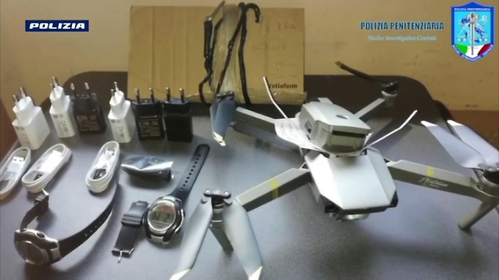 Droga e cellulari in carcere, 30 arresti a Napoli