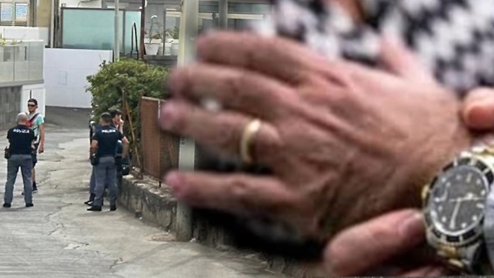 In via Acque Casse i poliziotti che stanno anche cercando di verificare la presenza di telecamere per poter cercare di identificare la targa della scooter con a bordo i rapinatori, uno dei quali ha sparato con una pistola di piccolo&nbsp;calibro.