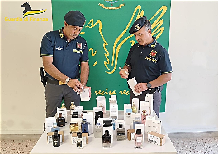 Pedara profumi falsi Guardia Finanza