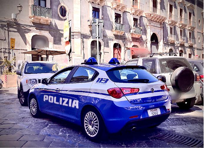 AGGREDISCE UN ALTRO PARCHEGGIATORE, ARRESTATO DALLA POLIZIA DI STATO PER TENTATA RAPINA