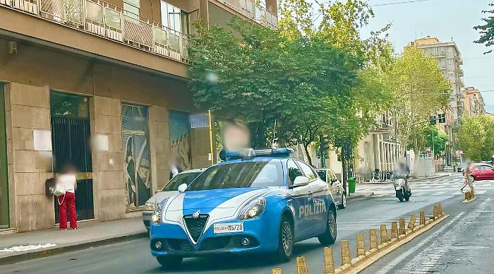 AGGREDISCE UNA PERSONA CON UNA PISTOLA A SALVE IMMEDIATAMENTE RINTRACCIATO DALLA POLIZIA. (2)