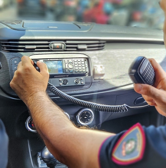 ALLA GUIDA DI UN&rsquo;AUTO RUBATA, CON TELAIO CONTRAFFATTO E TARGHE DI UN ALTRO VEICOLO 33ENNE DENUNCIATA DALLA POLIZIA DI STATO.
