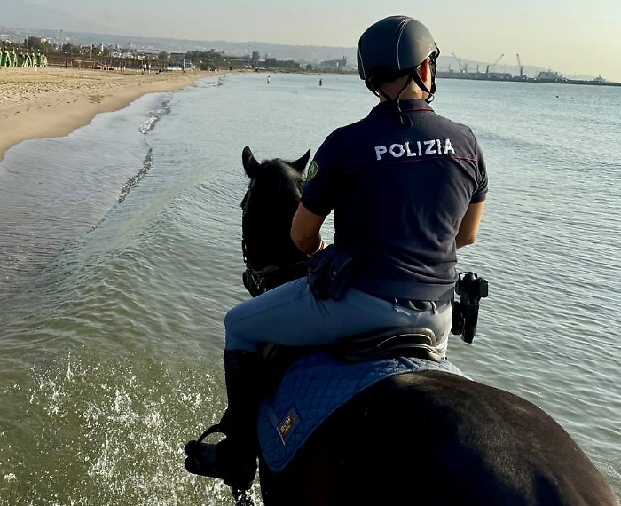 CONTROLLI IN SPIAGGIA E AL BOSCHETTO DELLA PLAYA AZIONE PREVENTIVA E DI CONTRASTO ALL&rsquo;ILLEGALIT&Agrave; DELLA SQUADRA A CAVALLO DELLA POLIZIA DI STATO